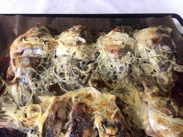 Карась запеченный в духовке с майонезом