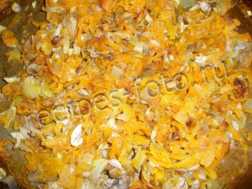 Карп фаршированный овощами, грибами и сыром в духовке
