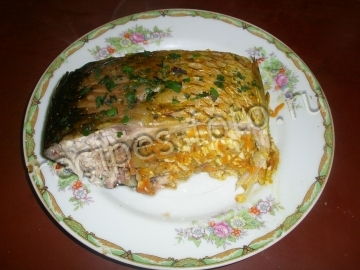 Карп фаршированный овощами, грибами и сыром в духовке