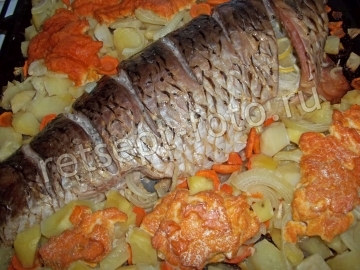 Карп с картошкой в духовке