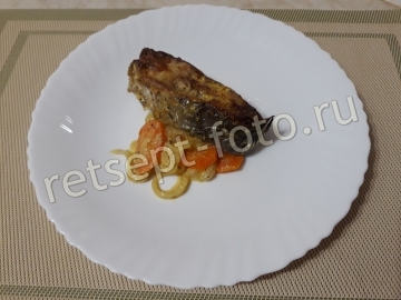 Карп в сметанном соусе с овощами в духовке