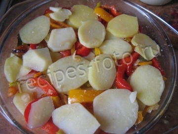 Картофель с перцем в духовке без мяса