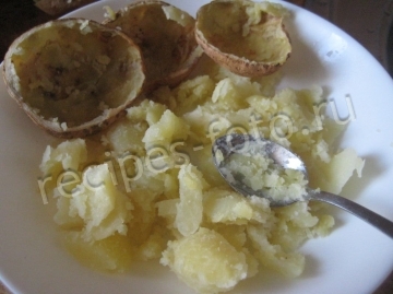 Картошка фаршированная сыром и колбасой