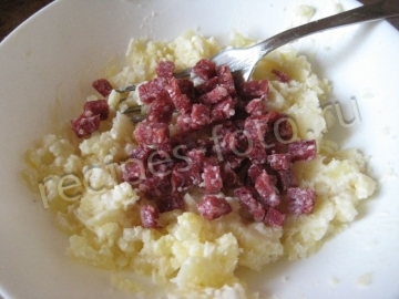 Картошка фаршированная сыром и колбасой