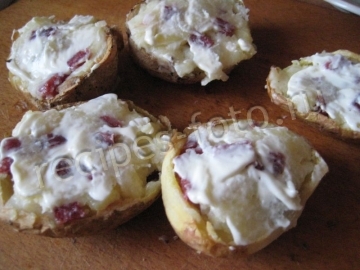 Картошка фаршированная сыром и колбасой