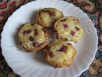Картошка фаршированная сыром и колбасой