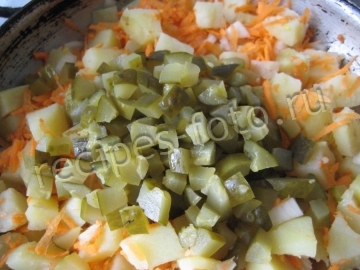 Картофельная запеканка с солеными огурцами