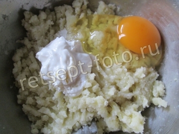 Картофельный пирог из пюре с сосисками