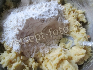 Картофельный пирог из пюре с сосисками