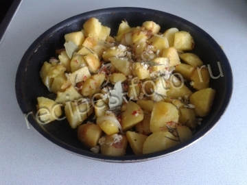 Картофель с розмарином и чесноком запеченный в духовке