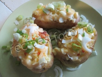 Картошка фаршированная с колбасой и сыром