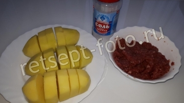 Картошка-гармошка с фаршем, сыром и помидорами