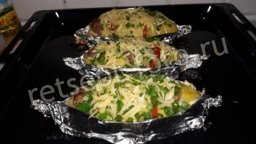 Картошка-гармошка с фаршем, сыром и помидорами