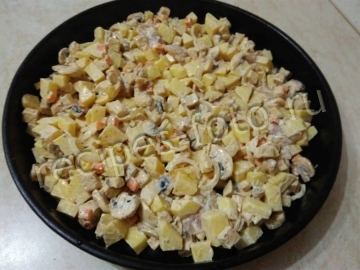Картошка с баклажанами, курицей и грибами в духовке