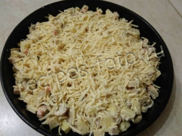 Картошка с баклажанами, курицей и грибами в духовке