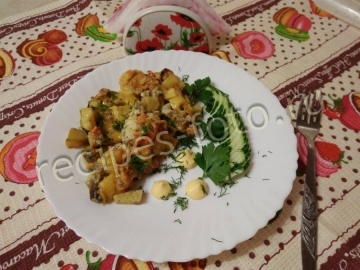 Картошка с баклажанами, курицей и грибами в духовке