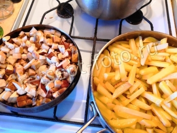 Картошка с белыми грибами и охотничьими колбасками на сковороде