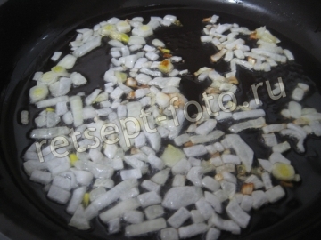Картошка с фаршем и грибами на сковороде