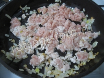 Картошка с фаршем и грибами на сковороде