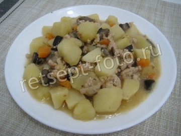 Картошка с фаршем и грибами на сковороде