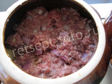 Картошка с фаршем и грибами в горшочках