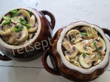 Картошка с фаршем и грибами в горшочках