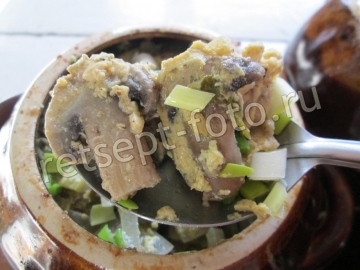 Картошка с фаршем и грибами в горшочках
