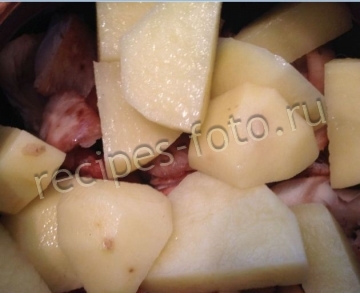 Картошка с грибами и мясом в горшочках