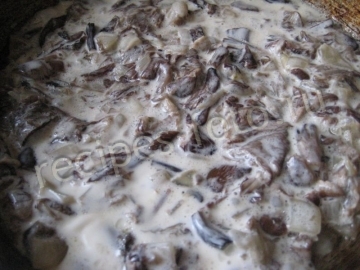 Картошка с грибами и сметаной в духовке