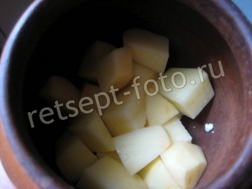 Картошка с грибами и сметаной в горшочках