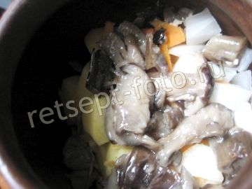 Картошка с грибами и сметаной в горшочках