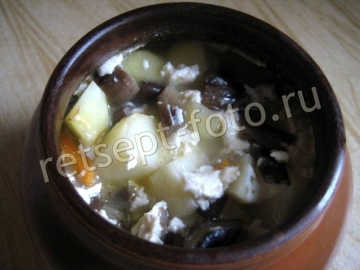 Картошка с грибами и сметаной в горшочках