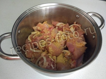 Картошка с курицей и грибами тушеная в сметане