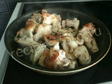 Картошка с курицей и грибами тушеная в сметане