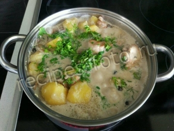 Картошка с курицей и грибами тушеная в сметане