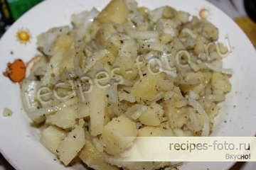 Картошка с маринованным луком на закуску