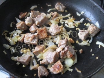 Картошка с мясом и грибами тушеная на сковороде