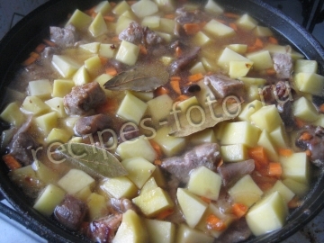 Картошка с мясом и грибами тушеная на сковороде
