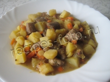 Картошка с мясом и грибами тушеная на сковороде