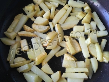 Картошка с помидорами и сыром на сковороде