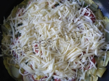 Картошка с помидорами и сыром на сковороде