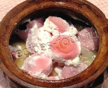 Картошка с сосисками в горшочках на скорую руку