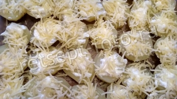 Картошка с сыром, чесноком и майонезом в духовке