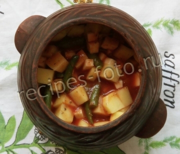 Картошка с сыром и стручковой фасолью в горшочках