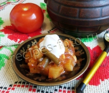 Картошка с сыром и стручковой фасолью в горшочках