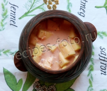 Картошка со сметаной и сыром в горшочке без мяса