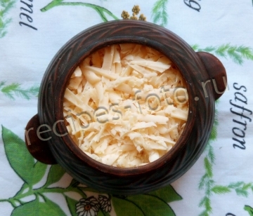 Картошка со сметаной и сыром в горшочке без мяса