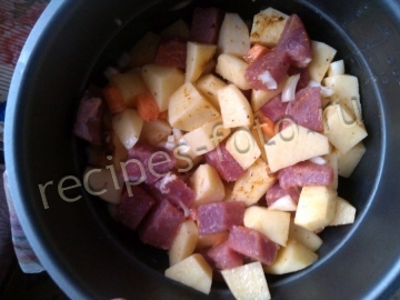 Картошка тушеная с мясом свинины в мультиварке