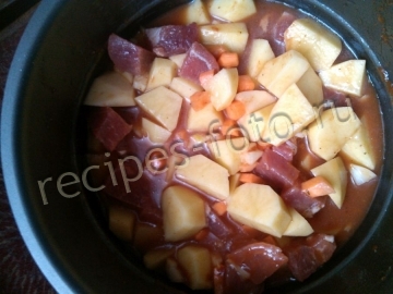 Картошка тушеная с мясом свинины в мультиварке