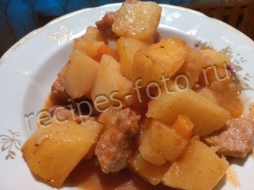 Картошка тушеная с мясом свинины в мультиварке